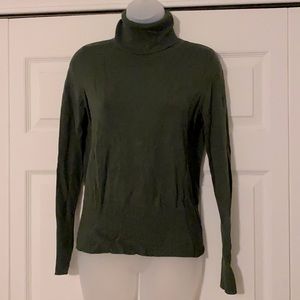 Gorgeous! Green machine wash turtleneck! Sz M